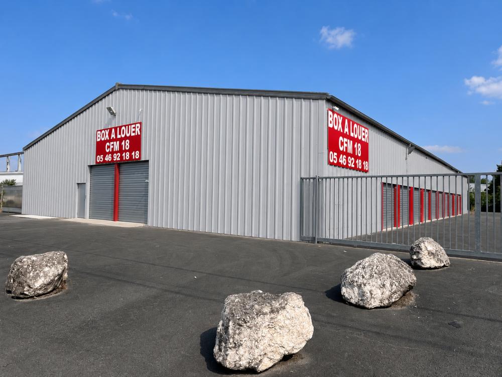 Location de box, garde-meubles et garages sécurisés à Saintes et Saint-Jean-d’Angély. Différentes surfaces pour particuliers et professionnels. Demandez un devis.