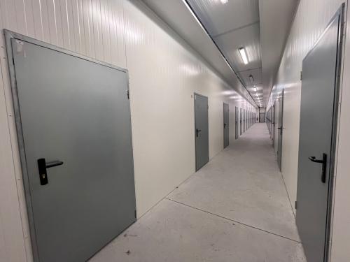 Location de box, garde-meubles et garages sécurisés à Saintes et Saint-Jean-d’Angély. Différentes surfaces pour particuliers et professionnels.