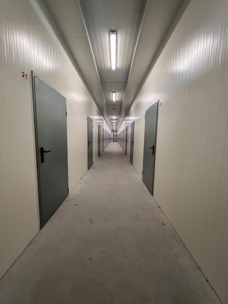 Location de box de stockage, garde-meubles et garages à Saintes. Box de 4 à 9 m² et garages de 12 à 45 m² pour particuliers et professionnels.