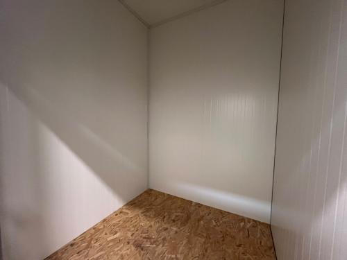 Location de box de stockage, garde-meubles et garages à Saintes. Box de 4 à 9 m² et garages de 12 à 45 m² pour particuliers et professionnels.