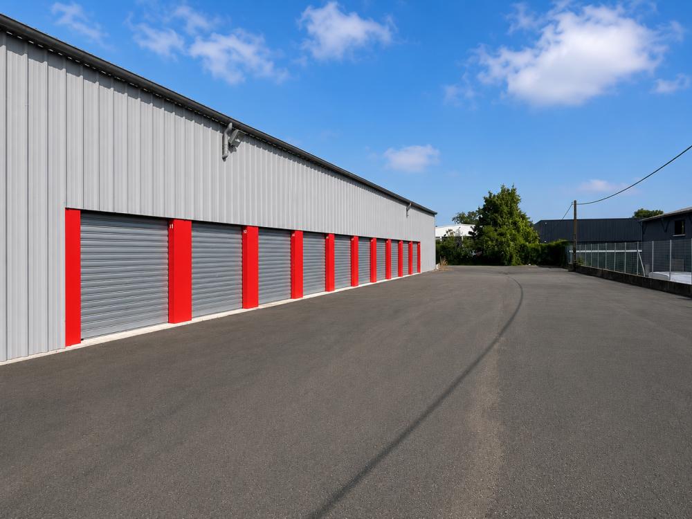 SCI CFM propose la location de box de stockage, garde-meubles et garages sécurisés à Saintes et Saint-Jean-d’Angély. Découvrez nos solutions.