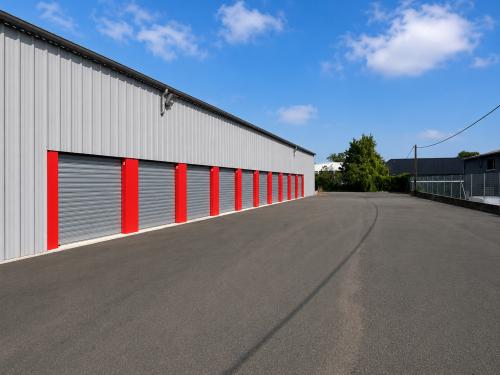 SCI CFM propose la location de box de stockage, garde-meubles et garages sécurisés à Saintes et Saint-Jean-d’Angély. Découvrez nos solutions.
