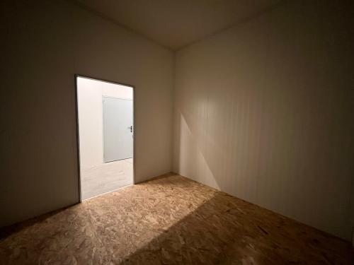 SCI CFM propose la location de box de stockage, garde-meubles et garages sécurisés à Saintes et Saint-Jean-d’Angély. Découvrez nos solutions.